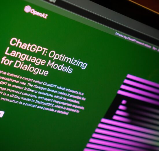 ChatGPT porta molte inedite potenzialità nel lavoro di studio e accademico. Ma quali rischi?